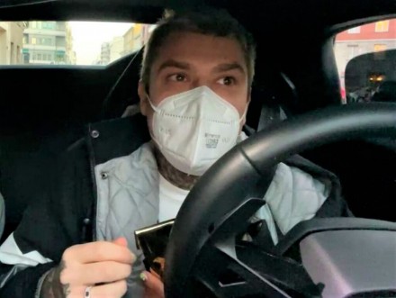 Fedez consegna 5 mila euro a 5 bisognosi scelti dai suoi fan in Lamborghini. Polemica botta e risposta